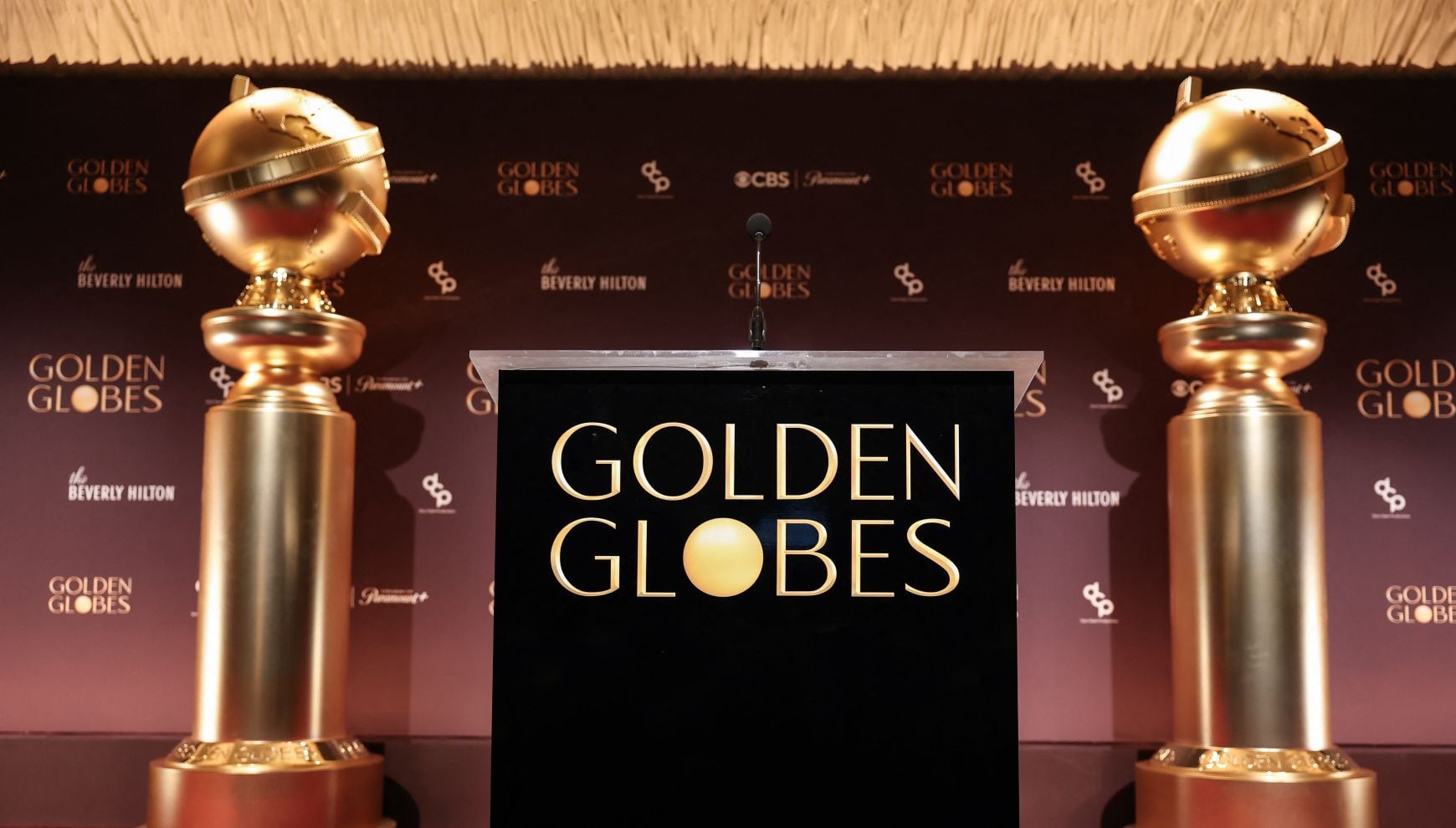 Globos de Oro de gran tamaño se exhiben antes del anuncio de las nominaciones a la 83.ª edición de los Globos de Oro en Beverly Hills, California (Foto: Patrick T. Fallon / AFP)