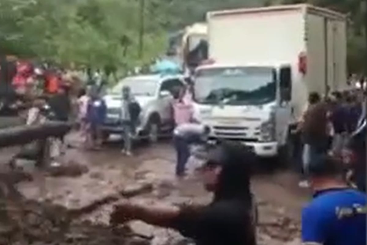 Quebrada activada por lluvias deja intransitable tramo clave de la Carretera Central. (Foto: Captura/Canal N)