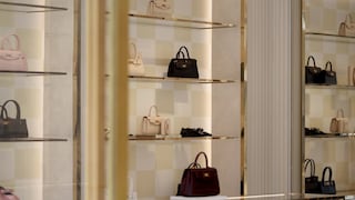 Prada evalúa comprar Versace mientras S&P rebaja a “basura” la deuda de su matriz Capri