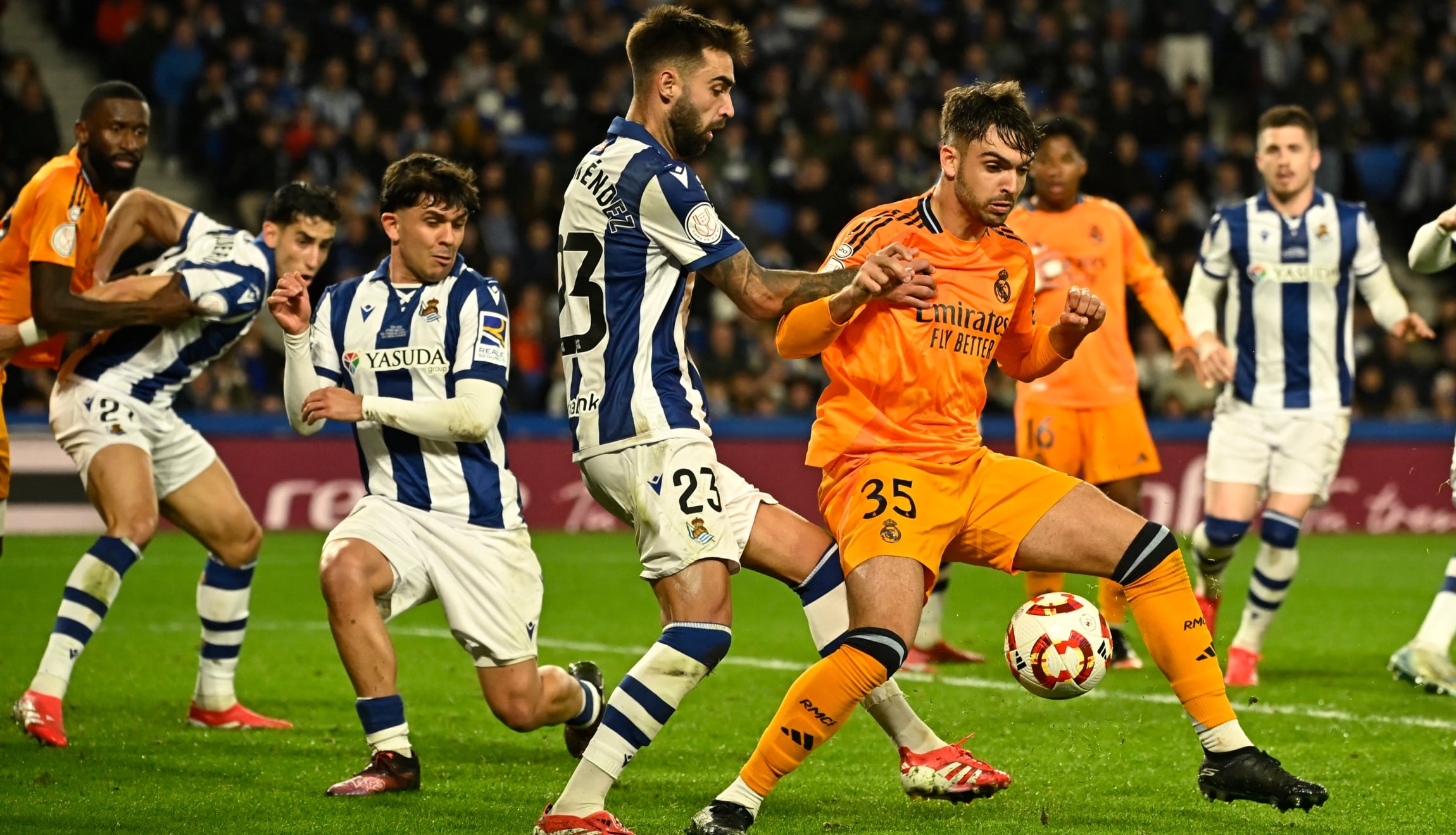 Real Madrid venció 1-0 a la Real Sociedad en la ida y buscará cerrar su pase a la final de la Copa del Rey en el Estadio Santiago Bernabéu. (Foto: AFP)