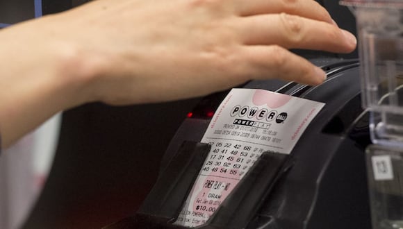 Tras convertirse en millonario, Edwin Castro no ha hecho más que adquirir lujosas propiedades. Aquí, una máquina imprime billetes de lotería Powerball en una tienda de conveniencia en Washington, DC, 7 de enero de 2016 (Foto: Saul Loeb / AFP)