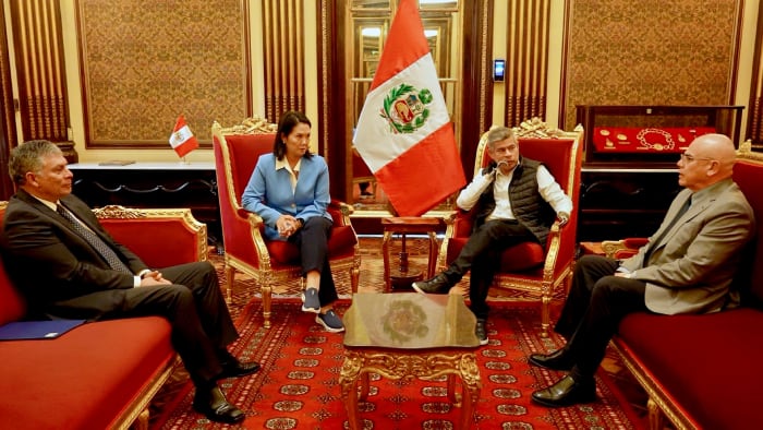 La decisión ocurre tras una reunión de la presidenta Keiko Fujimori con integrantes de su gabinete y el nuevo jefe del INPE. Foto: Presidencia