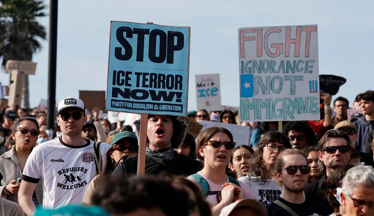 SAN FRANCISCO (Estados Unidos).- Manifestantes anti-ICE se congregan durante una huelga general nacional en el Parque Misión Dolores de San Francisco, California, EE. UU., el 30 de enero de 2026. (EFE/EPA/JOHN G. MABANGLO)