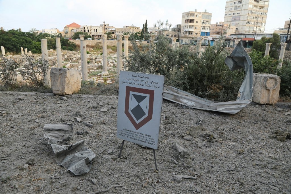 Esta imagen muestra escombros cubriendo las bases de antiguos pilares de piedra tras los ataques aéreos israelíes ocurridos el día anterior, cerca del sitio arqueológico del hipódromo romano en la ciudad libanesa de Tiro, al sur del país, el 8 de junio de 2026. El 7 de junio, el ejército israelí emitió una alerta de evacuación para la mayor parte de Tiro y sus alrededores. La ciudad costera alberga a miles de desplazados y ha sido bombardeada intensamente desde el inicio de los combates. (Foto de KAWNAT HAJU / AFP)