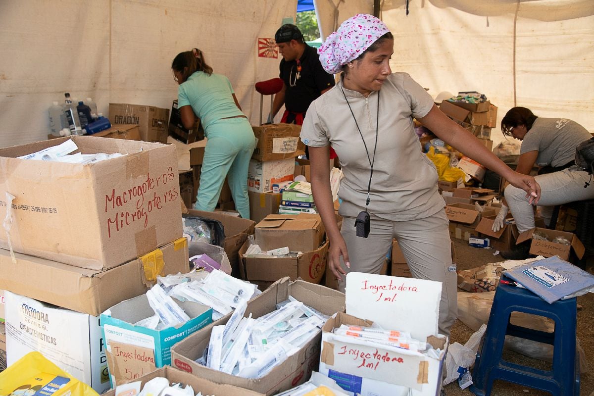 Voluntarios organizan suministros en un refugio tras los terremotos del 24 de junio en Caraballeda, estado de La Guaira, Venezuela, el miércoles 1 de julio de 2026. El número de muertos por los dos terremotos que azotaron Venezuela la semana pasada ascendió a casi 2000, a medida que las réplicas disminuyeron en frecuencia e intensidad y las autoridades ampliaron las labores de recuperación. Fotógrafo: Bloomberg