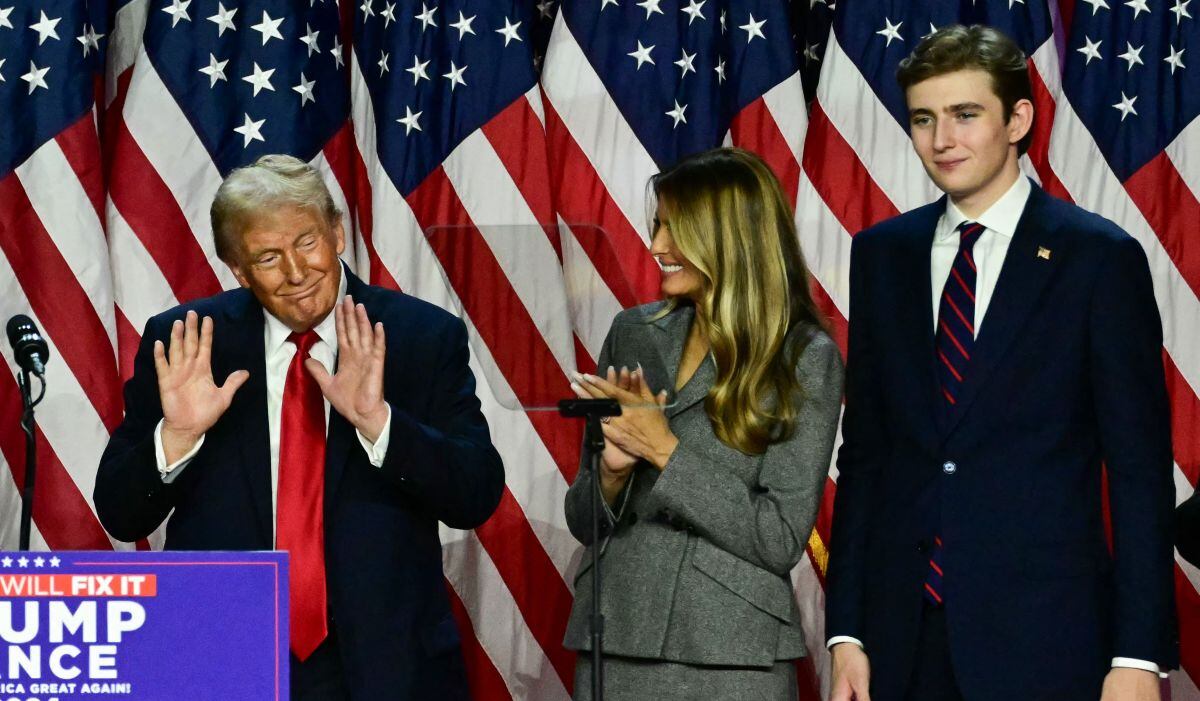 Donald Trump, Melania y su hijo Barron durante un evento de la noche electoral en el Centro de Convenciones de West Palm Beach en West Palm Beach, Florida, a primera hora del 6 de noviembre de 2024 (Foto: Jim Watson / AFP)