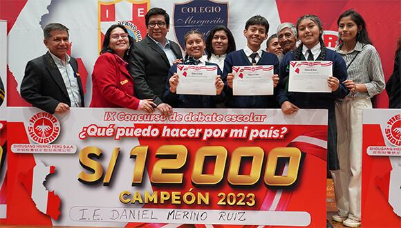 Andrea Marelly Huaroto Arteaga; Jorge Luis Astocaza Rojas y Ericka Coaquira Carmona del colegio Bicampeón Daniel Merino Ruiz.