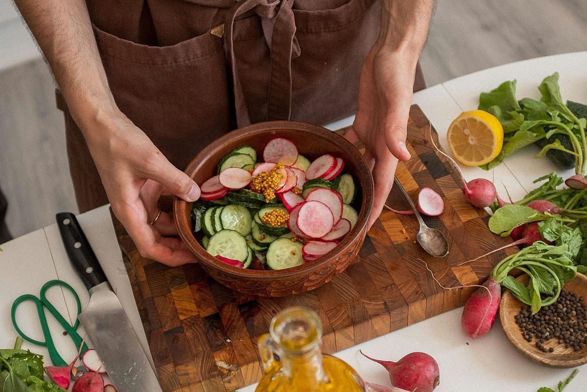 La alimentación saludable implica un gasto mayor, pero manejable si se priorizan alimentos básicos y porciones conscientes, mientras la industria adapta sus productos a una demanda más informada. (Foto: Kristina Snowasp / Pexels)