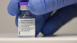 Vacuna contra COVID-19 de Pfizer protegería solo parcialmente contra ómicron
