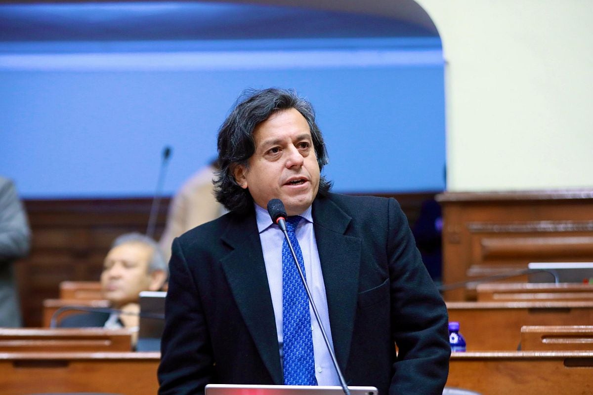 El congresista Edward Málaga inició la recolección de las 33 firmas que requiere para presentar el pedido. (Foto: Congreso)