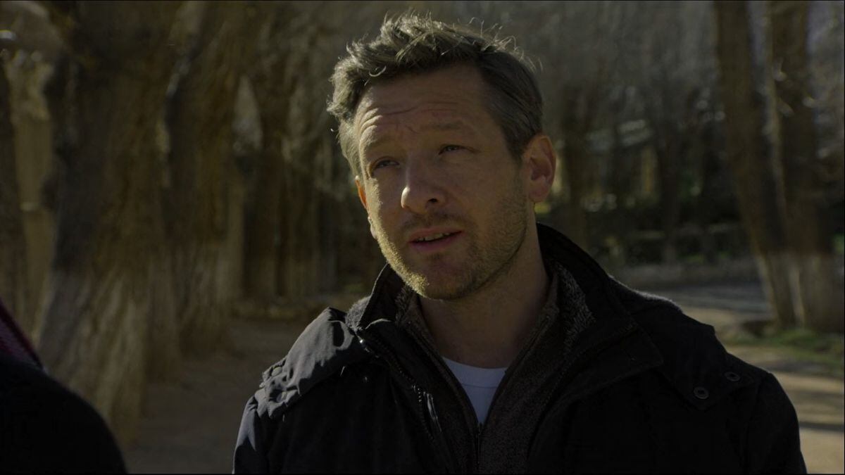 Gustavo Bassani como Román Sabaté en la serie argentina "Las maldiciones" (Foto: Netflix)