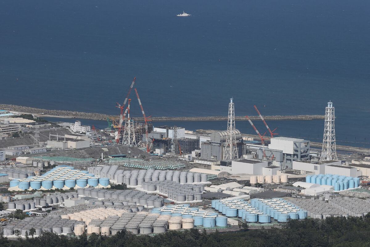 Tanques de almacenamiento utilizados para almacenar agua tratada en la averiada planta de energía nuclear Fukushima Daiichi de TEPCO. (Foto de JIJI Press / AFP)