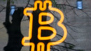 Bitcoin rebota; inversores aprovechan la baja del 50% para comprar