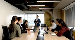Guía salarial: esta es la diferencia entre trabajar en una empresa pequeña y una grande en Perú