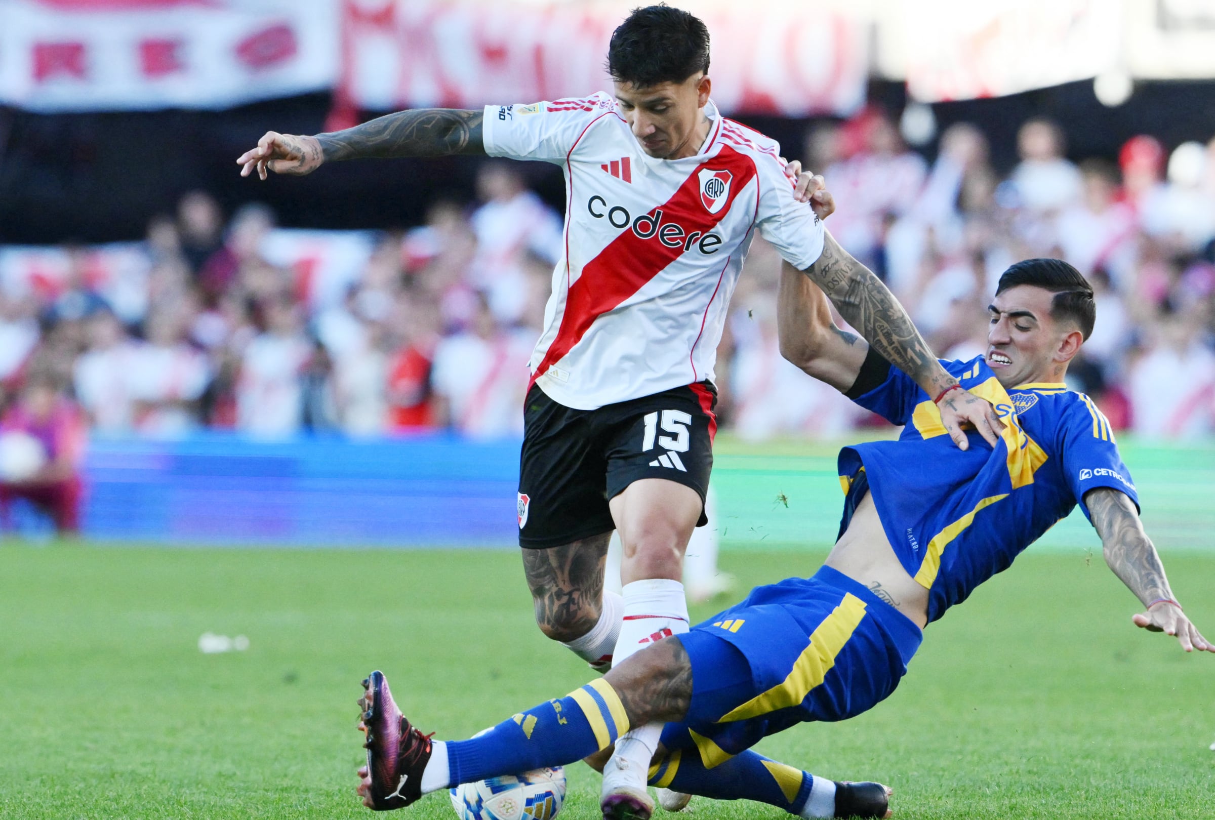 BUENOS AIRES (ARGENTINA), 09/11/2025.- Cobertura oficial de TNT Sports Premium y HBO MAX EN VIVO EN DIRECTO para ver el partido River Plate vs. Boca Juniors hoy por la fecha 15 del Torneo Clausura Betano 2025 desde el estadio La Bombonera de Buenos Aires, Argentina. FOTO DE LUIS ROBAYO PARA AFP