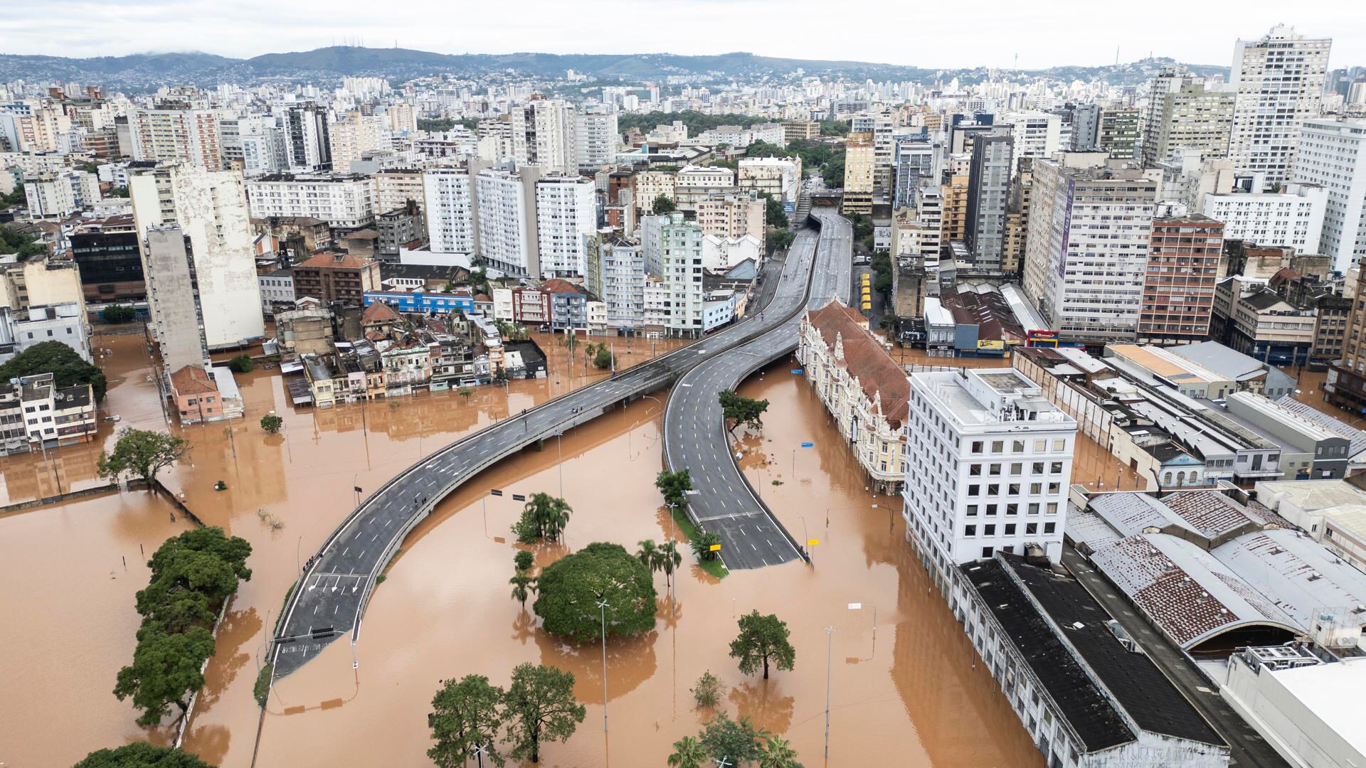 Alrededor de 232,000 personas han sido evacuadas de sus hogares y trasladadas a albergues o las casas de sus parientes, de acuerdo con la Defensa Civil. (Foto: EFE)
