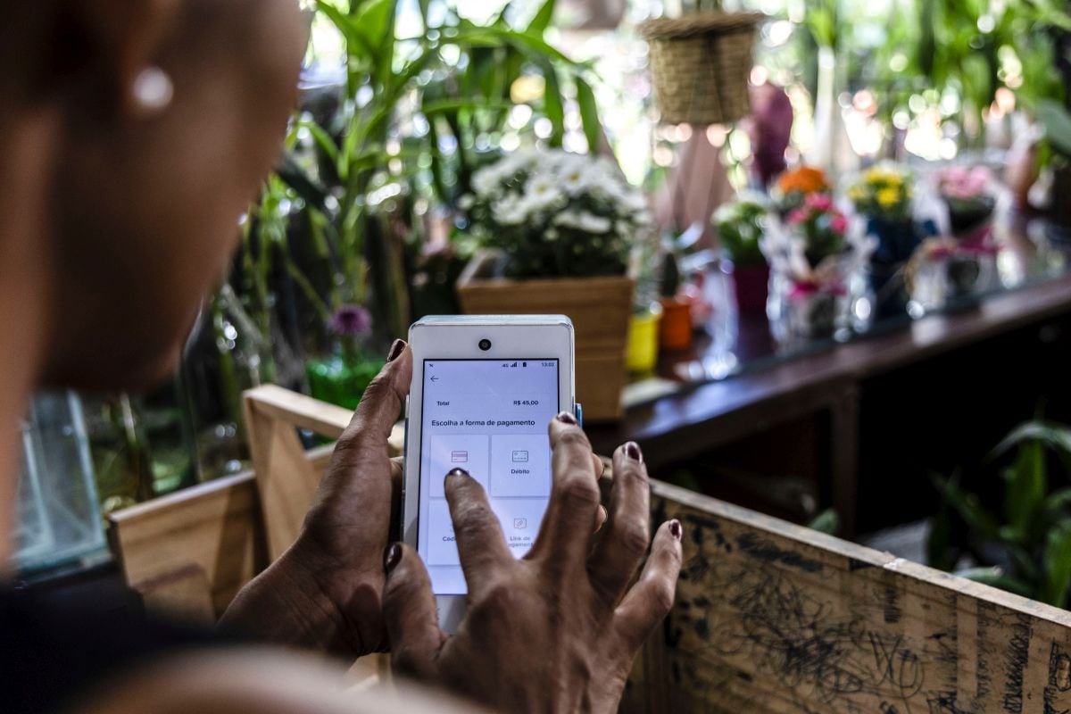 Un empleado utiliza una terminal de punto de venta de MercadoLibre en una floristería de Río de Janeiro, Brasil. Fotógrafo: Dado Galdieri/Bloomberg