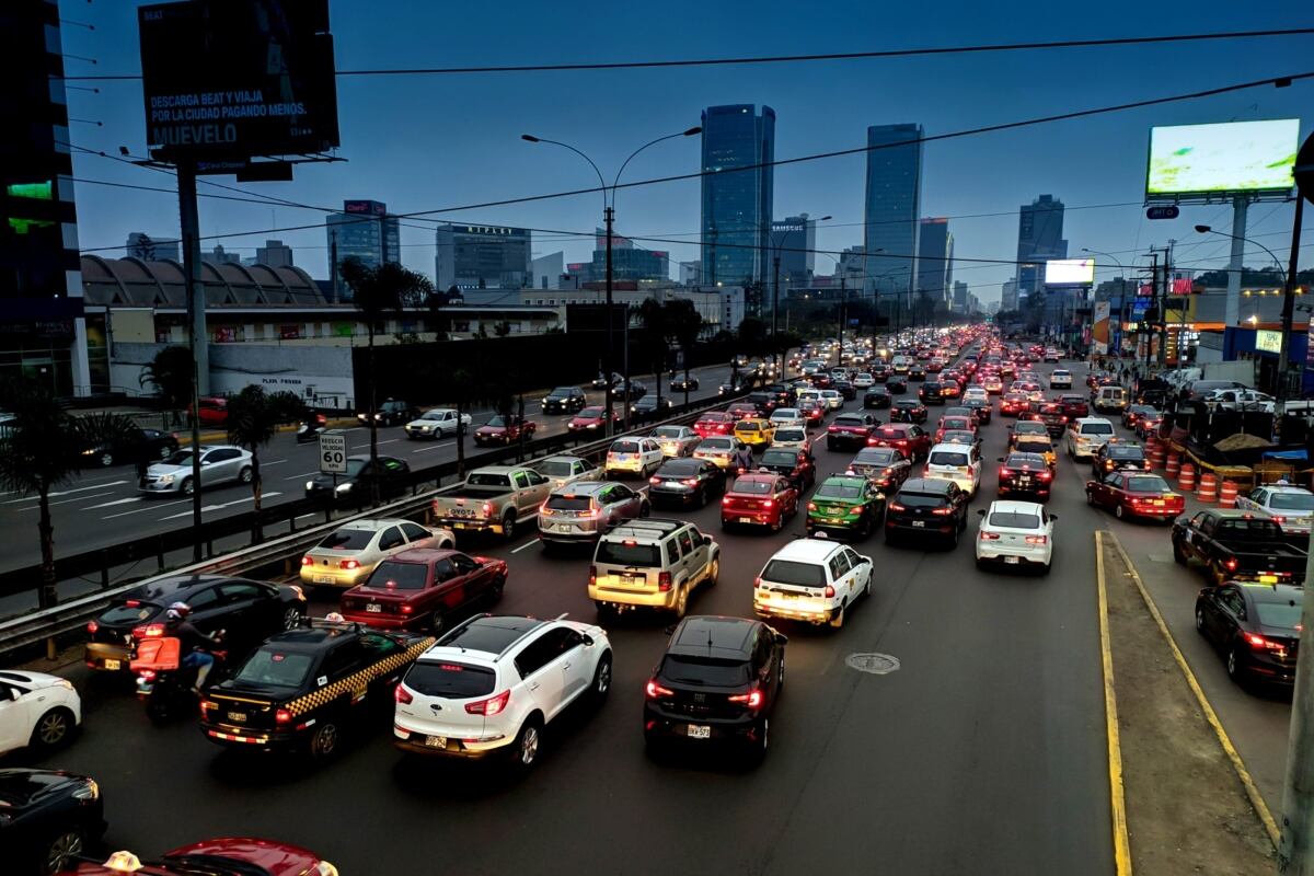 En la noche, a las 07:00 p. m., la situación empeora, con una velocidad promedio de 13.3 km/h y registros mínimos de hasta 11 km/h. Foto: GEC.