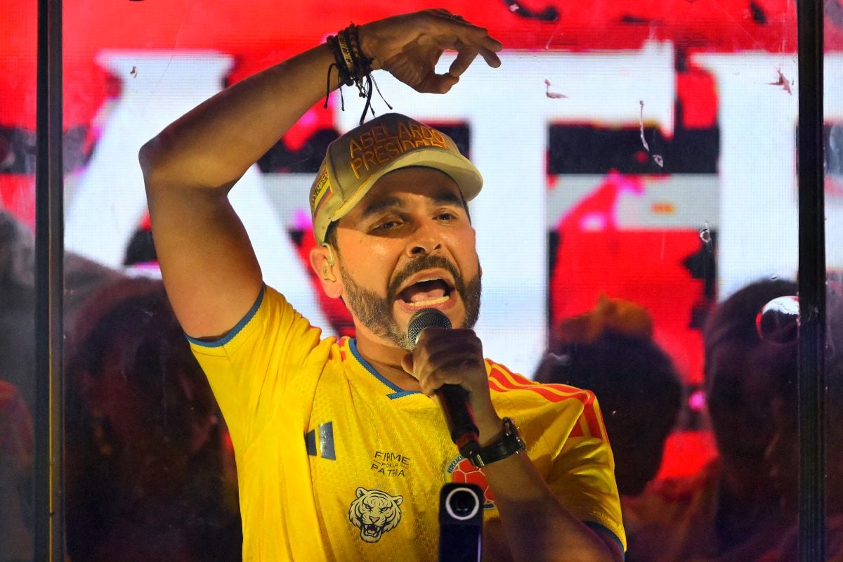 Colombia's presidential candidate Abelardo de la Espriella, of the Salvadores de la Patria movement, speaks to supporters behind bulletproof glass after a quick count of votes in the presidential election at the Ventana al Mundo monument in Barranquilla, Colombia, on May 31, 2026. Colombia's presidential election appeared headed for a runoff between leftist Ivan Cepeda and hard-right Abelardo de la Espriella on May 31, presenting voters with a stark choice between peace talks and a militarized crackdown. (Photo by Rodrigo BUENDIA / AFP)