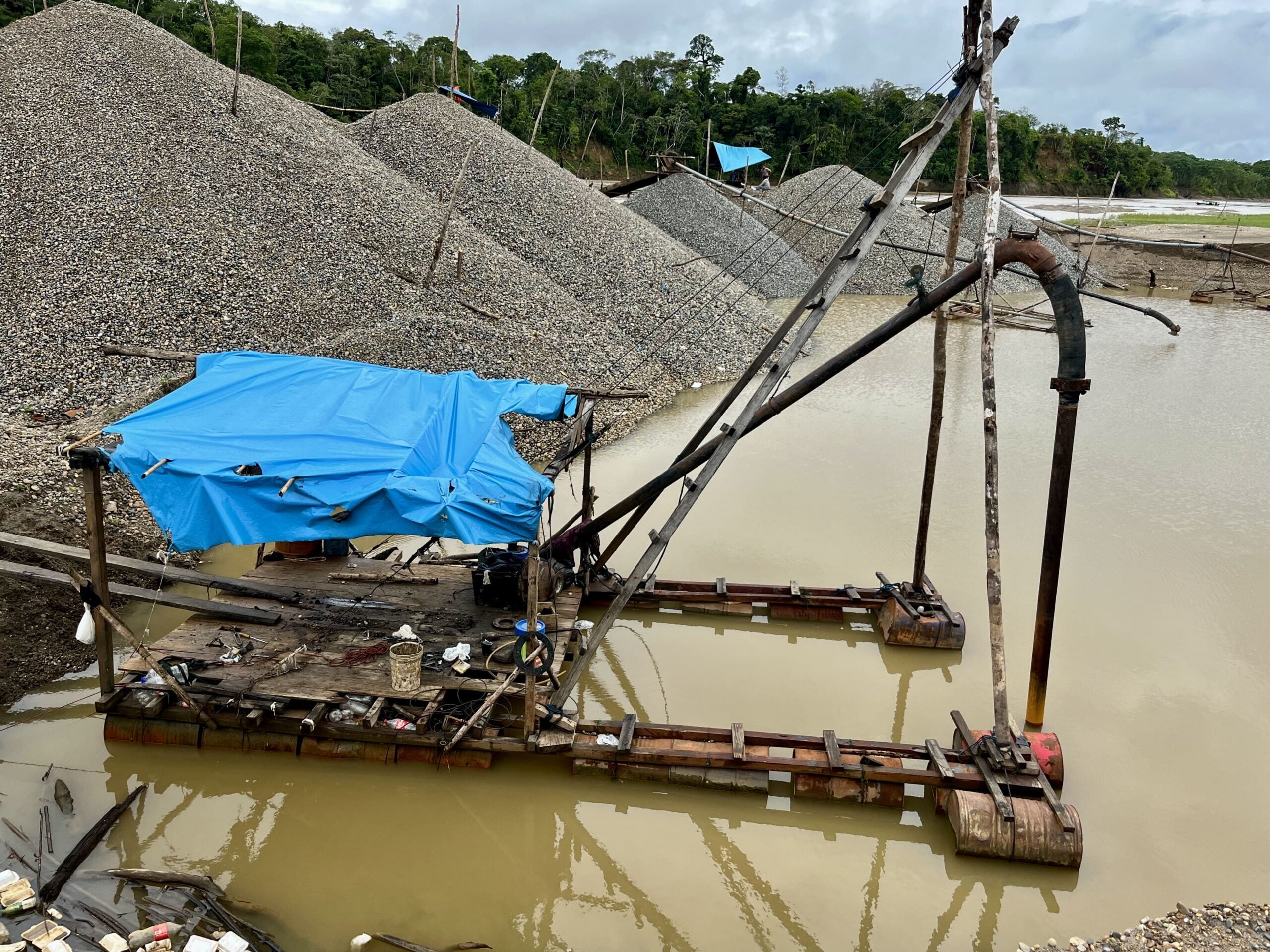 La Amazonía peruana enfrenta minería ilegal, deforestación y crimen organizado transfronterizo. Cualquier tren o corredor bioceánico que atraviese territorio peruano debe discutirse con el Perú, no sobre el Perú, y evaluarse con criterios ambientales y sociales. (Foto: Emmanuel Colombié/Forbidden Stories)