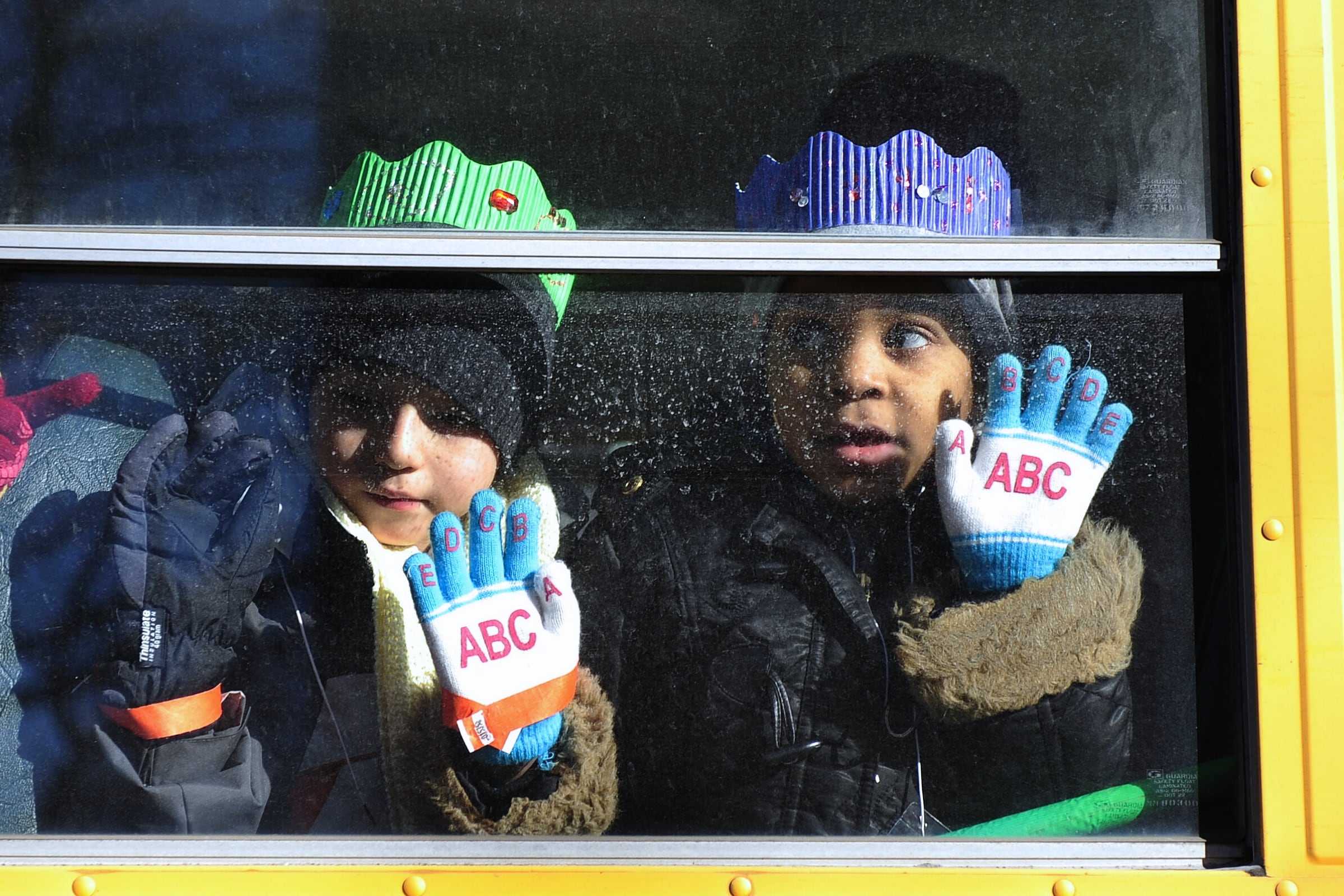 Dos estudiantes en un bus escolar de la ciudad de Nueva York (Foto: AFP)