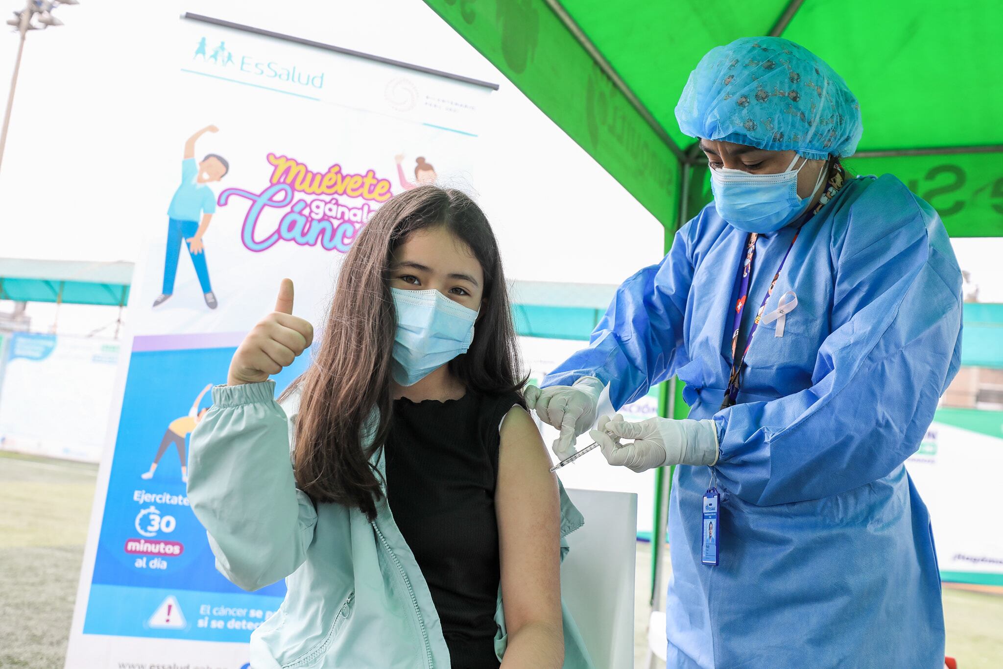 Las niñas tienen que acudir acompañados de sus padres para la vacuna contra el VPH. (Foto: EsSalud)