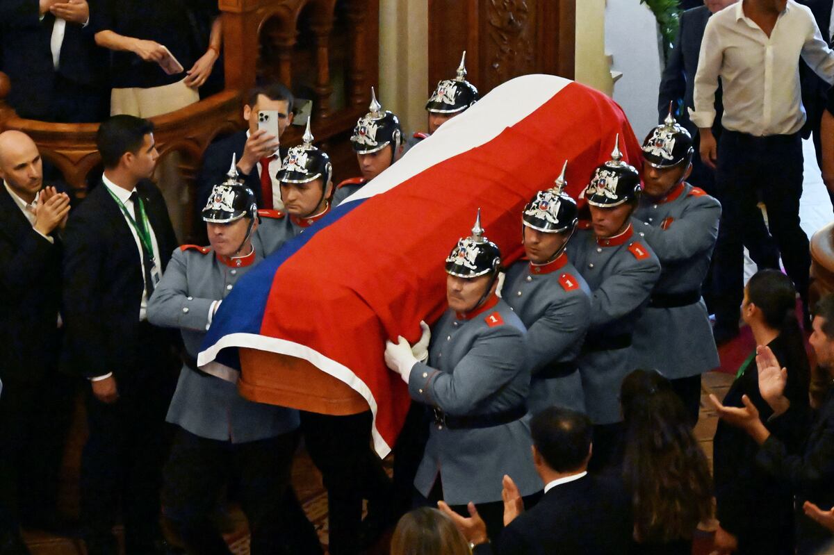 El Regimiento de Escolta Presidencial No. 1 Granaderos escolta el ataúd con el cuerpo del ex presidente de Chile Sebastián Piñera en el Palacio del Congreso Nacional en Santiago el 7 de febrero de 2024. (Foto de RODRIGO ARANGUA/AFP).