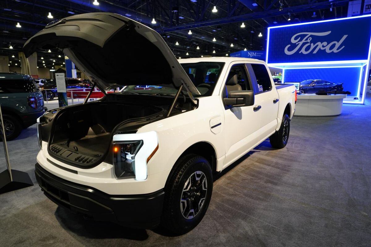 ARCHIVO - La camioneta Ford F-150 Lightning es exhibida en el Auto Show de Filadelfia. (AP Foto/Matt Rourke, archivo) (Foto: AP)