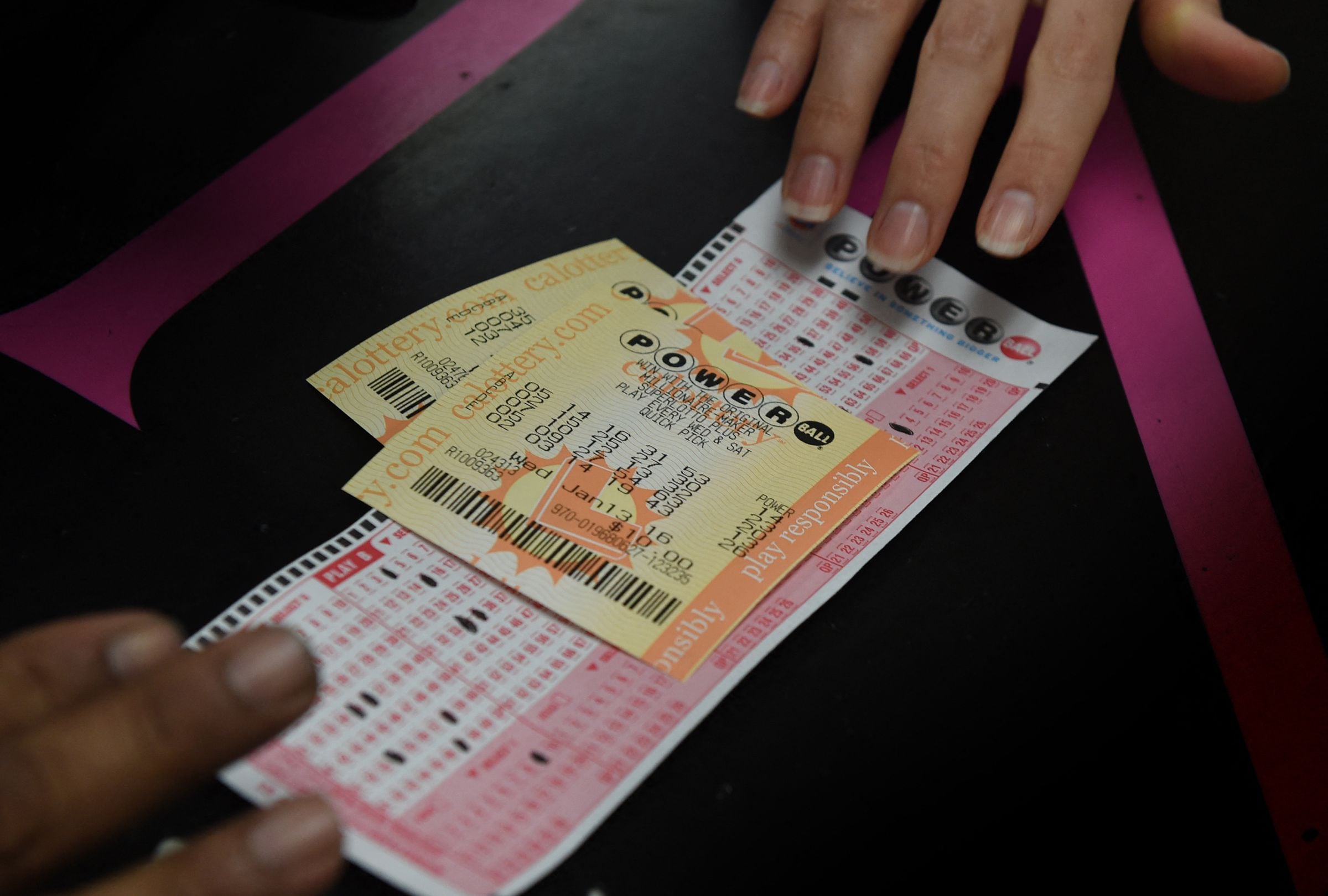 Revisa esta nota para que descubras quién ganó el Powerball hoy, lunes 13 de abril, en EE.UU. (Foto: MARK RALSTON / AFP)