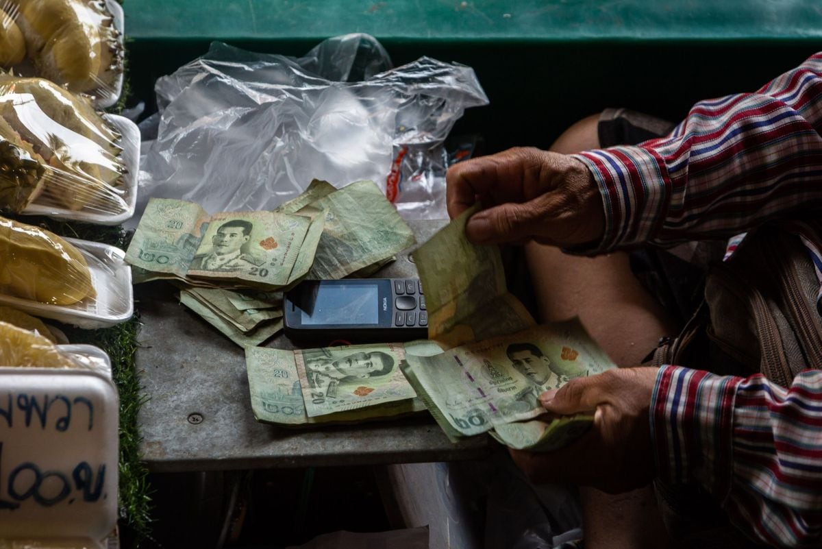 A vendor counts Thai baht notes at a floating market in Damnoen Saduak, Thailand, on Monday, April 3, 2023. Thailand is scheduled to release consumer price index (CPI) on April 5. Photographer: Eduardo Leal/Bloomberg