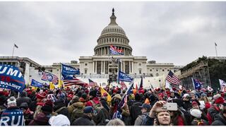  “Es insurrección” dice Biden, después de que partidarios de Trump irrumpieron en el Capitolio