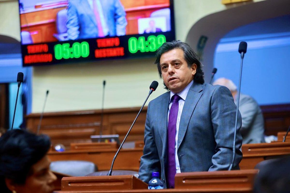 El congresista Edward Málaga sustentó una de las mociones de interpelación y advirtió que el recorte de la Reserva de Nasca representa un grave retroceso en la protección del patrimonio nacional. Foto: Congreso.