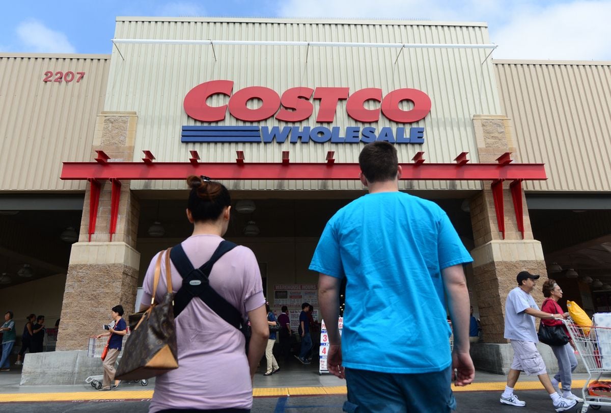 Una pareja se dirige a la entrada de una tienda Costco en Alhambra, California, el 2 de junio de 2013 (Foto: Frederic J. Brown / AFP)