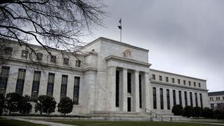 Autoridades de Fed agitan a mercados con comentarios sobre próxima alza de tasas