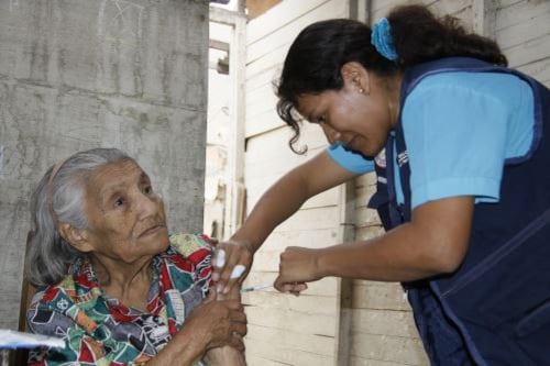 Las brigadas de enfermeras del Padomi visitarán casa por casa para aplicar la dosis respectiva de vacuna a los pacientes de la tercera edad. (Foto: Andina)