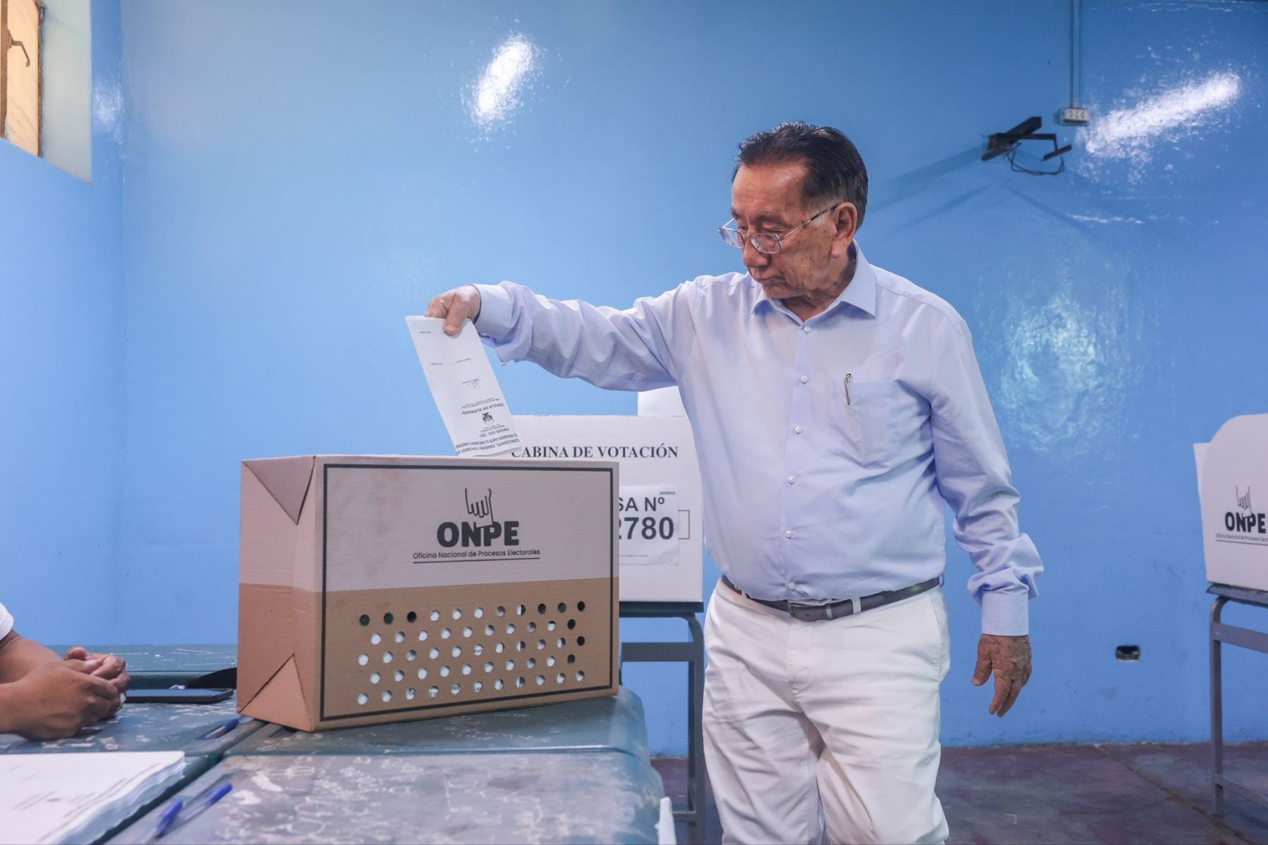 l presidente de la república, José María Balcázar, emitiendo su voto. (Foto: Andina)