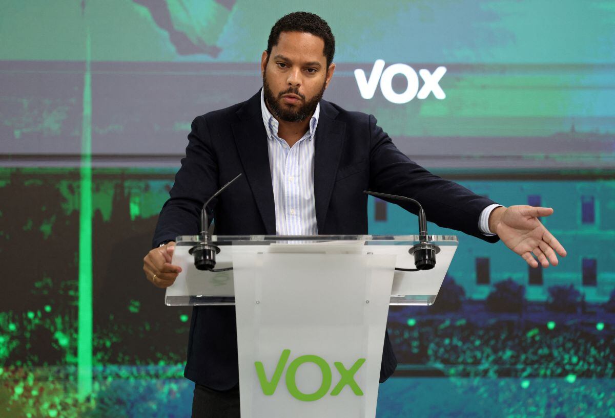 El secretario general del partido de extrema derecha español Vox, Ignacio Garriga, responde a los periodistas durante una conferencia de prensa en la sede del partido en Madrid el 12 de junio de 2023. (Foto de Thomas Coex / AFP)