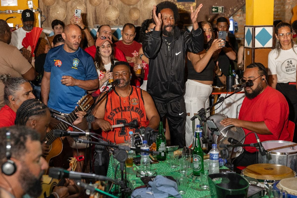Un grupo de músicos toca samba en un bar frecuentado a menudo por personas de ideología progresista en São Paulo. Fotógrafa: Maira Erlich/Bloomberg