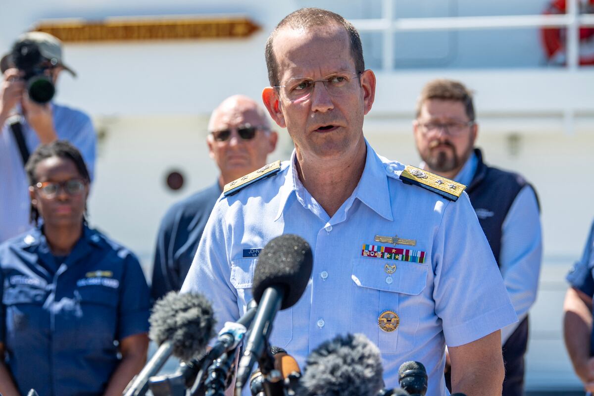 El contralmirante John Mauger, de la Guardia Costera de Estados Unidos, habla en una conferencia de prensa sobre el sumergible Titán. (Foto de Joseph Prezioso / AFP).