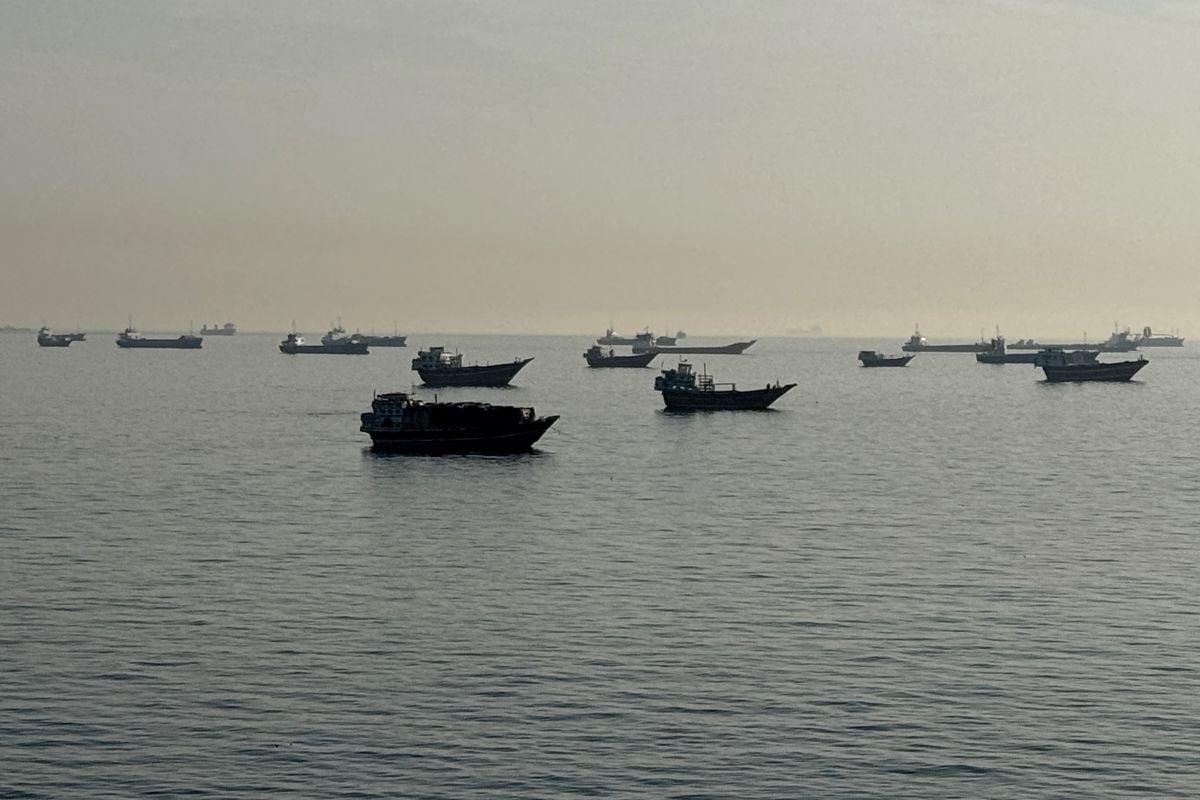El 17 de mayo de 2026 se observan buques fondeados en el estrecho de Ormuz, frente a la ciudad portuaria de Khasab, en la península de Musandam, al norte de Omán. Foto: AFP