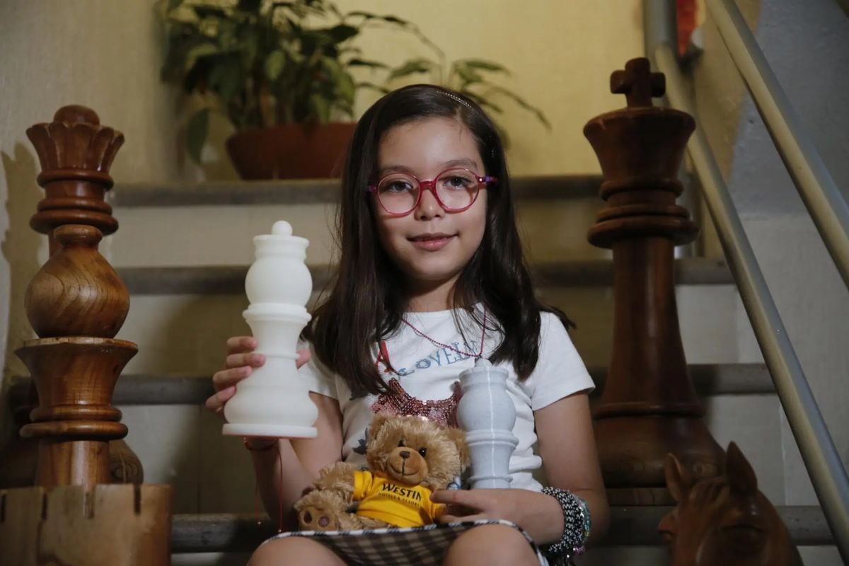 Alondra cursa la educación básica, tiene cuatro instructores de ajedrez, una psicóloga deportiva y desde 2023 es candidata a maestra por la Federación Internacional de Ajedrez (FIDE), el primero de cuatro niveles de pericia. (Foto: EFE)