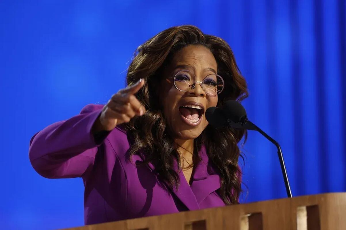 Oprah Winfrey dio la sorpresa al presentarse fuera del programa sobre el escenario del United Center de Chicago el tercer día de la Convención Nacional Demócrata. La presentadora y filántropa, quien dijo que está registrada como independiente, pero que ha apoyado durante años al expresidente Barack Obama, instó a ese grupo de votantes a apoyar a Kamala Harris. | Foto: EFE