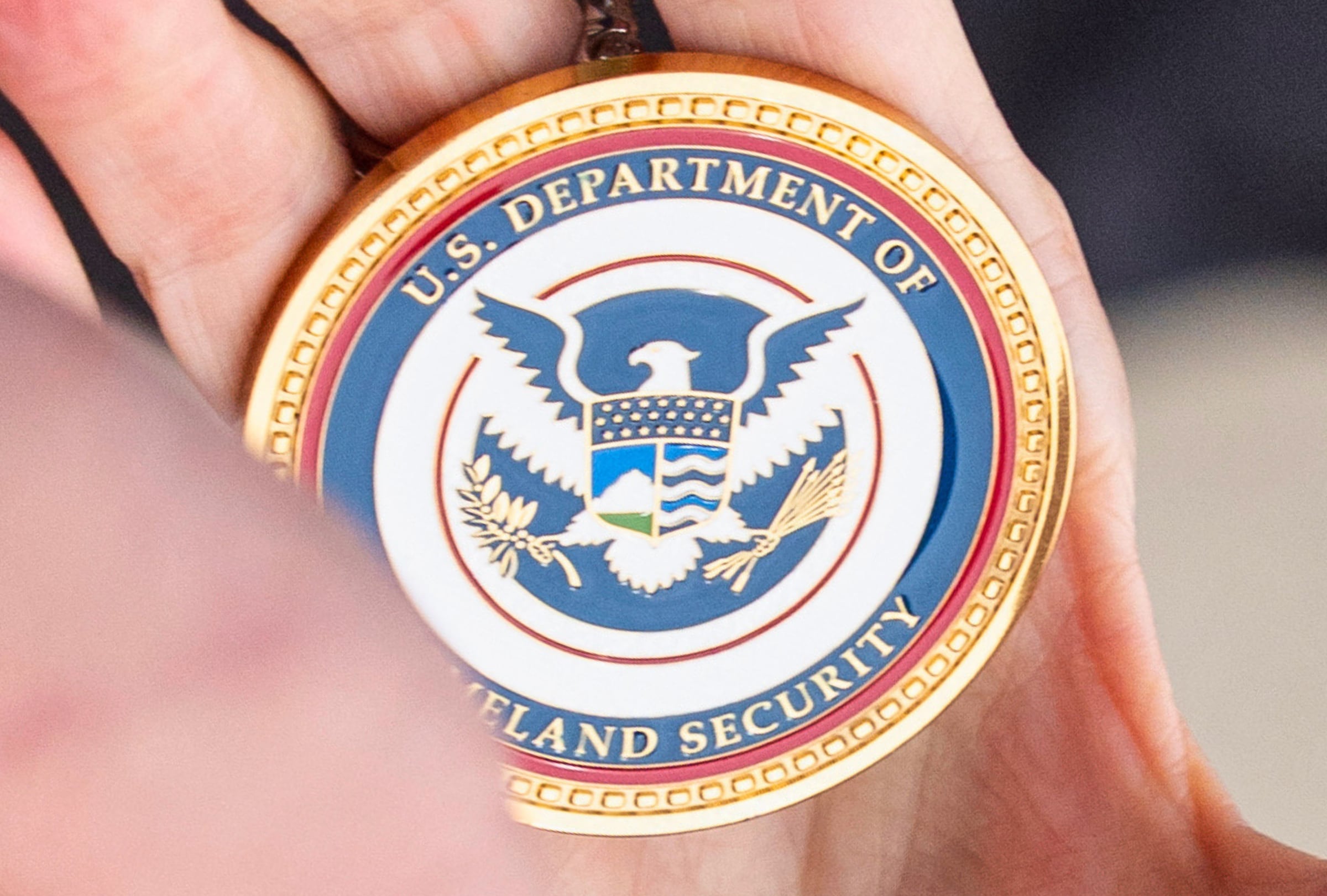 El Departamento de Seguridad Nacional de Estados Unidos define políticas sobre migración, control de accesos y amenazas internas (Foto: Alex Brandon / AFP)