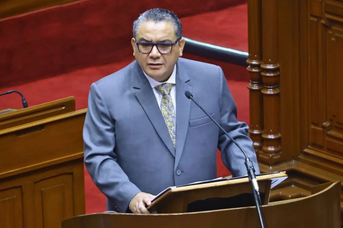 Una serie de mensajes y audios revelan que Juan José Santiváñez habría ofrecido influencias dentro del Tribunal Constitucional a cambio de pagos altos para beneficiar al expolicía Miguel Marcelo Salirrosas. (Foto: Andina)