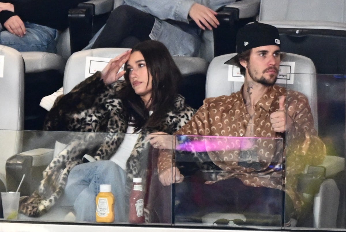 Justin Bieber y su esposa Hailey Bieber en un palco del Allegiant Stadium, disfrutando del Super Bowl (Foto: AFP)