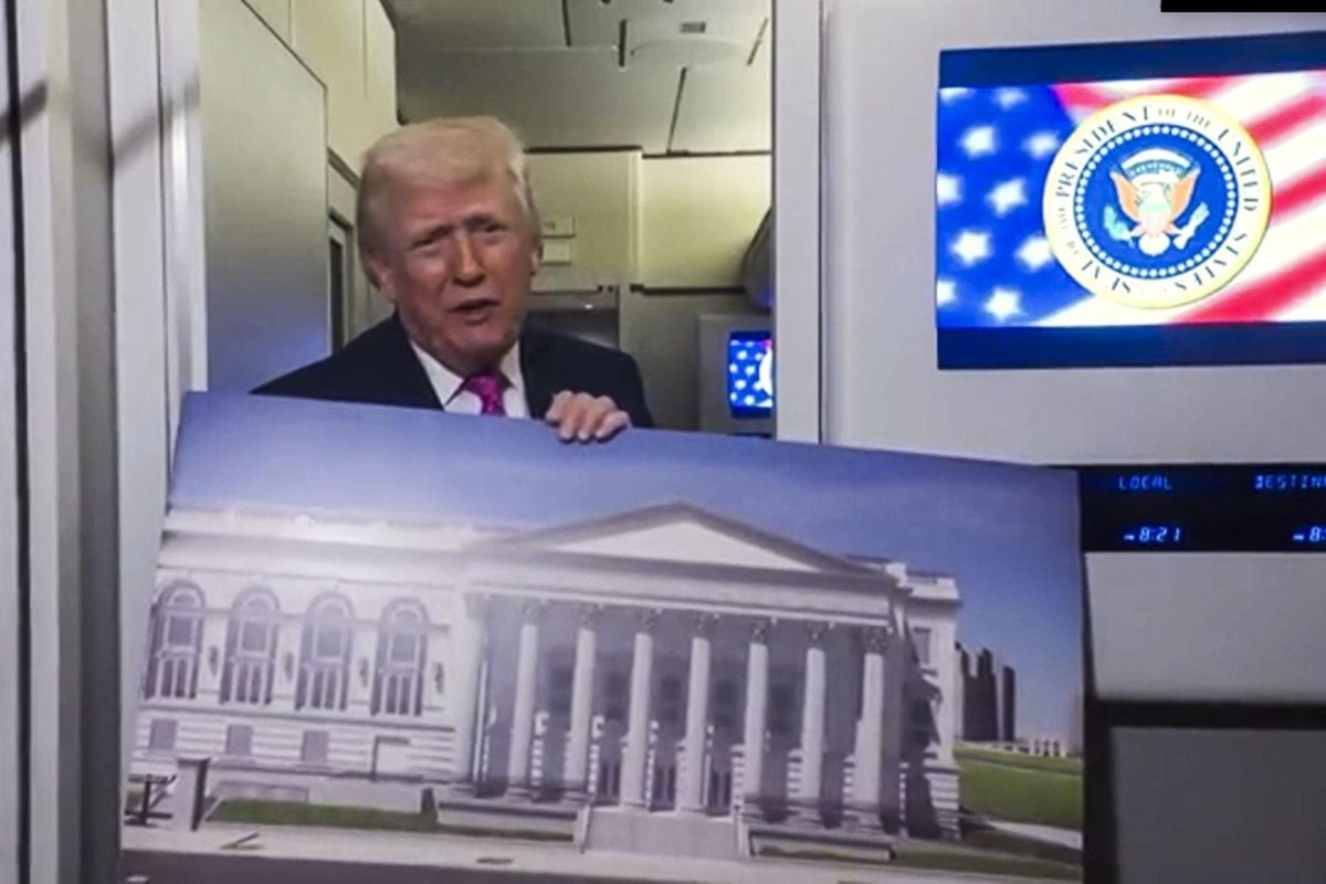 Captura de video en el que el presidente de los Estados Unidos, Donald Trump, enseñó a los medios a bordo del avión presidencial reconstrucciones digitales que muestran el aspecto una vez finalizado del salón de baile de la Casa Blanca, que está en construcción, y reveló que las Fuerzas Armadas de su país construyen un enorme "complejo" militar debajo de su polémico proyecto de salón de baile, en el ala Este de la Casa Blanca. Foto: EFE/Casa Blanca