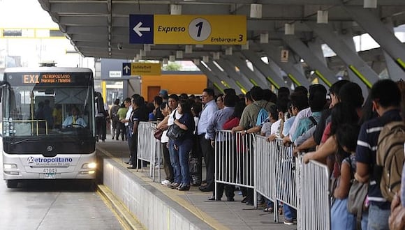 Uno de los principales problemas que se reportan en las estaciones del Metropolitano es el tiempo de espera de buses. (Foto: GEC)