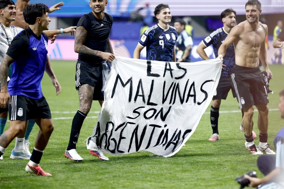 Jugadores de Argentina sostienen una pancarta con el lema "Las Islas Malvinas son argentinas" mientras celebran su victoria en el partido de semifinales de la Copa Mundial de la FIFA 2026 entre Inglaterra y Argentina. (Foto: EFE/EPA/WILL OLIVER)