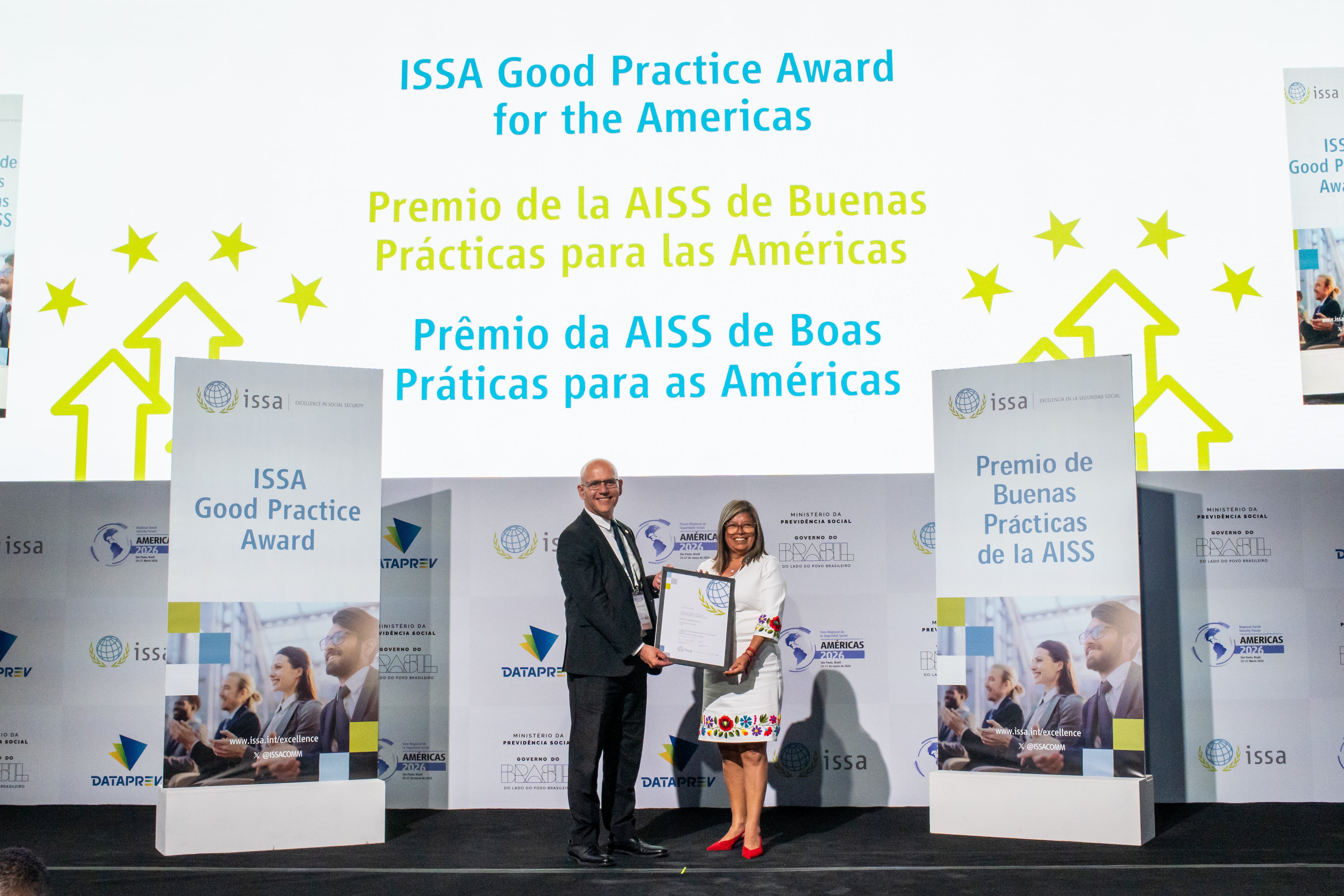 Olga Morán, presidenta del Directorio de Derrama Magisterial, recibe el Certificado de Mérito de manos del secretario general de la AISS, Marcelo Abi-Ramia Caetano.