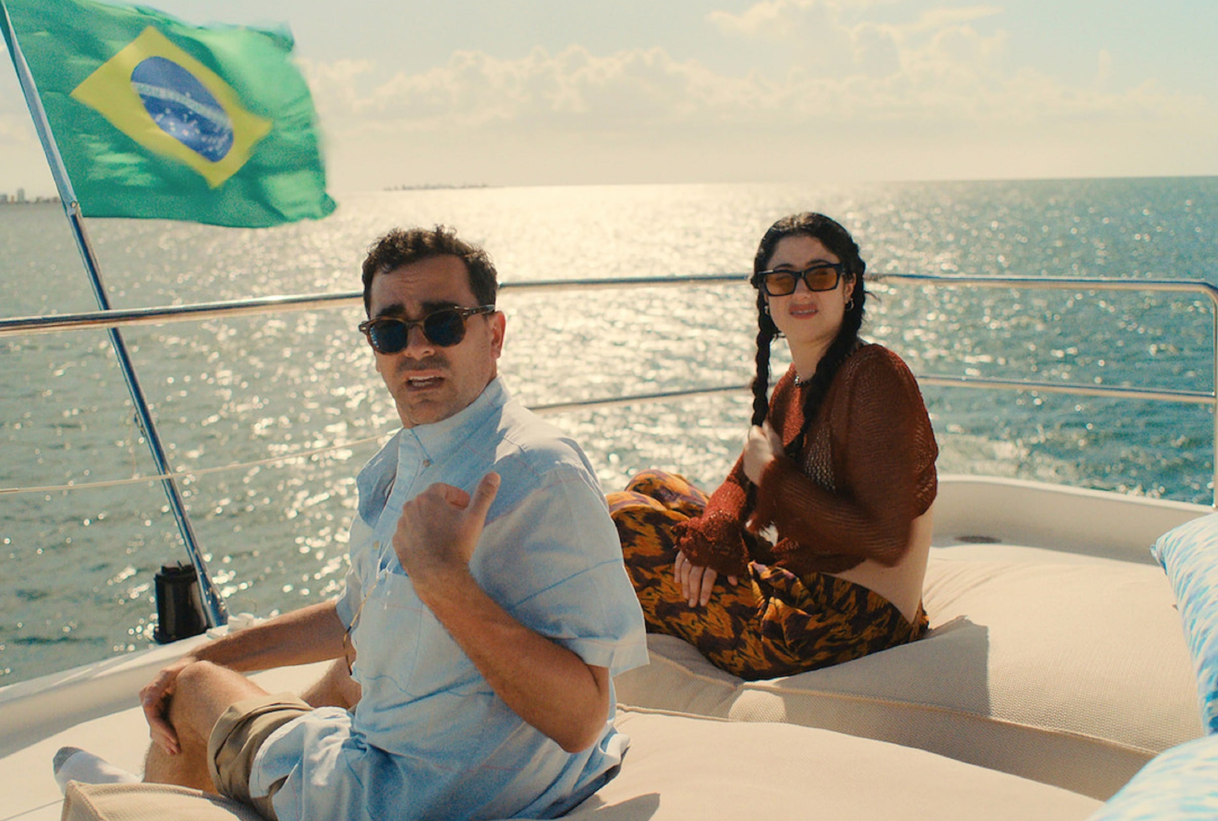 Dan Levy interpreta a Nicky y Taylor Ortega interpreta a Morgan en la comedia policíaca "Big Mistakes" (Foto: Netflix)